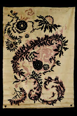 Gustave FAYET - Tapis en laine à décor de fleurs et feuillage noirs et roses sur fond beige